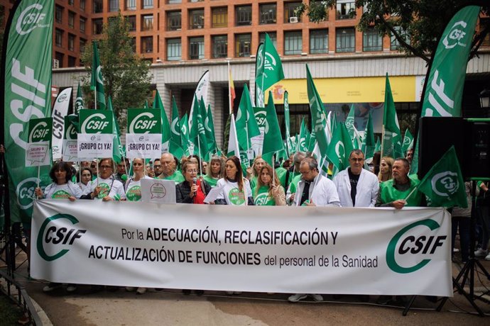 Un grupo personas sujeta una pancarta durante una concentración de la Central Sindical Independiente y de Funcionarios (CSIF), frente al Ministerio de Sanidad, a 18 de octubre de 2023, en Madrid (España). Durante la concentración se ha reclamado un refu