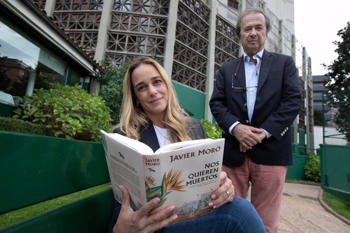 La activista venezolana Lilian Tintori y el escritor Javier Moro en Oviedo con un ejemplar de 'Nos quieren muertos'.