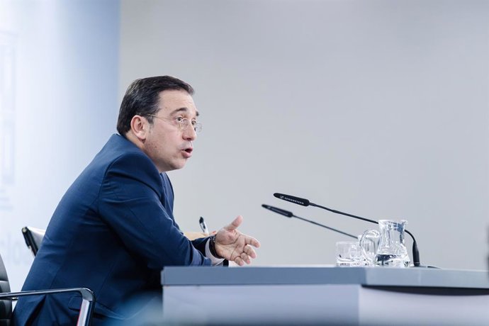 El ministro de Asuntos Exteriores, Unión Europea y Cooperación en funciones, José Manuel Albares, durante una rueda de prensa posterior a la reunión del Consejo de Ministros, en el Palacio de La Moncloa, a 17 de octubre de 2023, en Madrid (España). Dura
