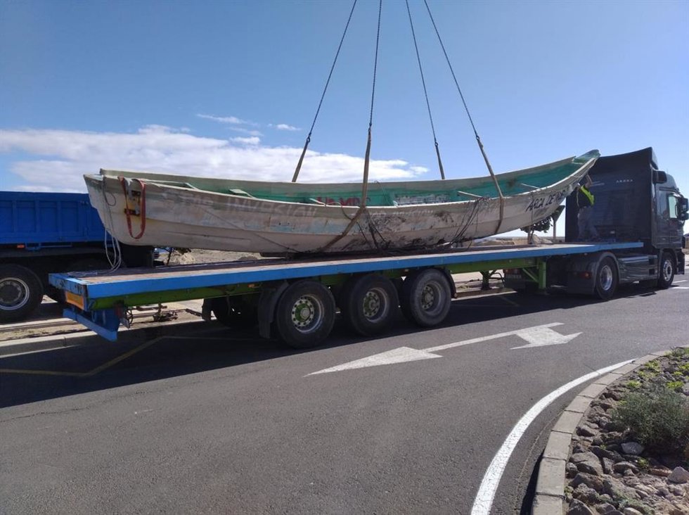 Archivo - Imagen de recurso de la retirada de un cayuco llegado a Canarias