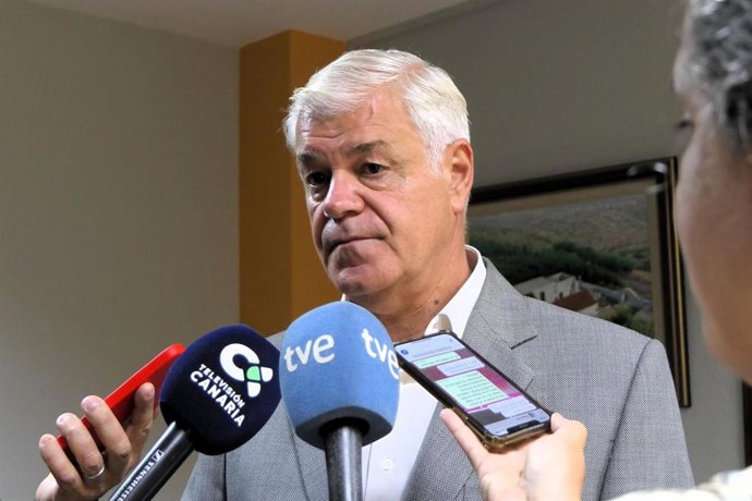 El presidente del Cabildo de El Hierro, Alpidio Armas, atiende a los medios de comunicación