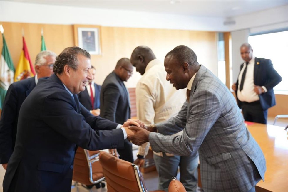 El presidente de la Diputación saluda a un representante del Gobierno de Guinea-Bissau.