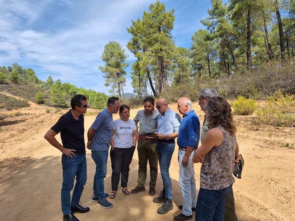 Visita a una de las obras en caminos forestales de montes que la Junta de Andalucía está llevando a cabo en Castaño del Robledo y Almomaster la Real (Huelva).
