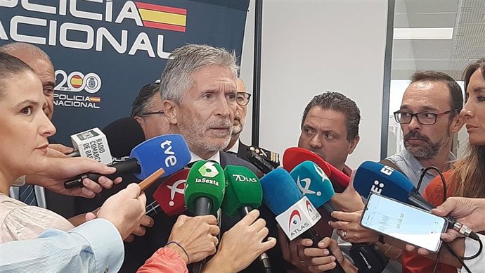 El ministro del Interior, Fernando Grande-Marlaska, en la nueva Comisaría de Almendralejo.