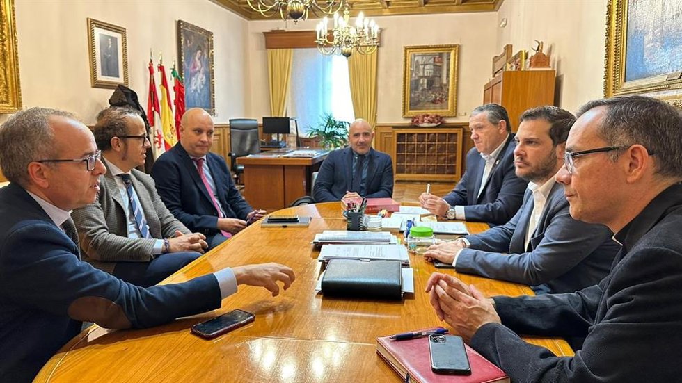 Los representantes de la Diputación y de la Fundación Edades del Hombre, durante la reunión mantenida en la sede de La Encarnación.