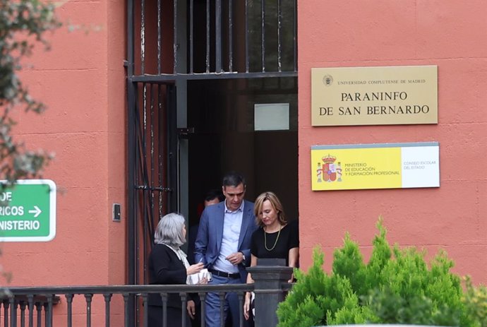 El presidente del Gobierno en funciones, Pedro Sánchez (c), y la portavoz del PSOE y ministra de Educación y FP en funciones, Pilar Alegría (1d), a su salida de una reunión con un grupo reducido del Consejo Escolar