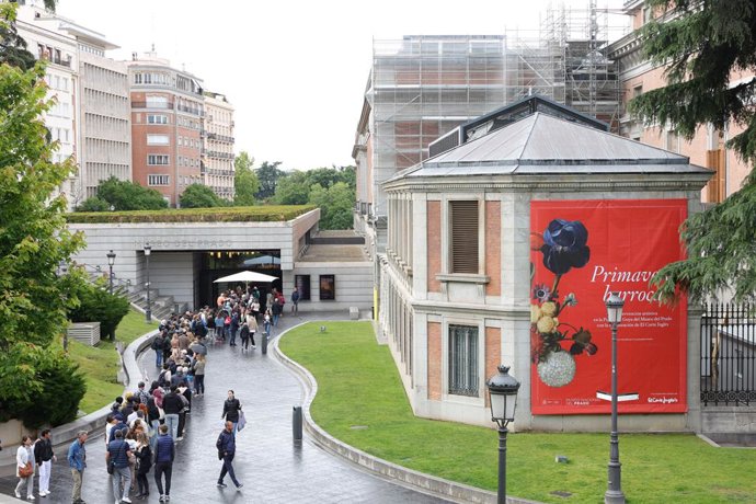 Archivo - Varias personas esperan para entrar en el Museo Nacional del Prado que ha transformado su fachada clásica en una monumental portada barroca, a 20 de mayo de 2023, en Madrid (España). Esta intervención artística, producida en colaboración con E