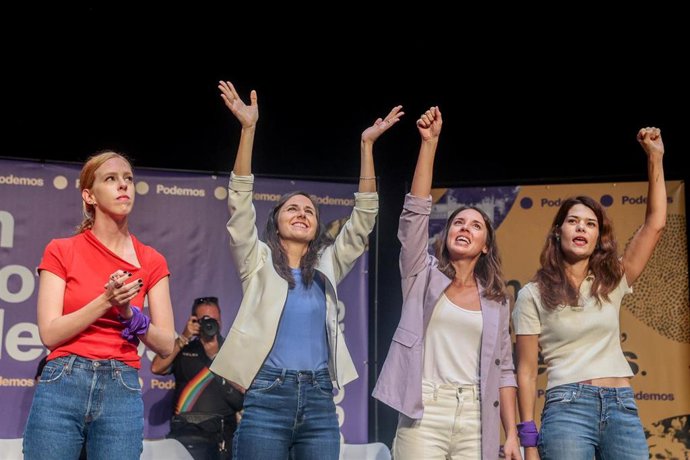 Archivo - (I-D) La secretaria Organización de Podemos y secretaria de Estado de Agenda 2030, Lilith Verstrynge; la secretaria general de Podemos y ministra de Derechos Sociales y Agenda 2030 en funciones, Ione Belarra; la ministra de Igualdad en funcion