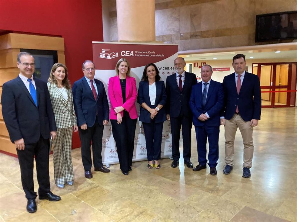 Autoridades presentes en la celebración en la CEA de las I Jornadas de Economía Circular de la Industria Andaluza.