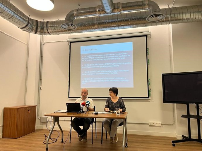 Presentación del informe de Ecologistas en Acción 'Eliminación de vuelos cortos en España, estudio de impacto y viabilidad' en Madrid a 18 de octubre de 2023.