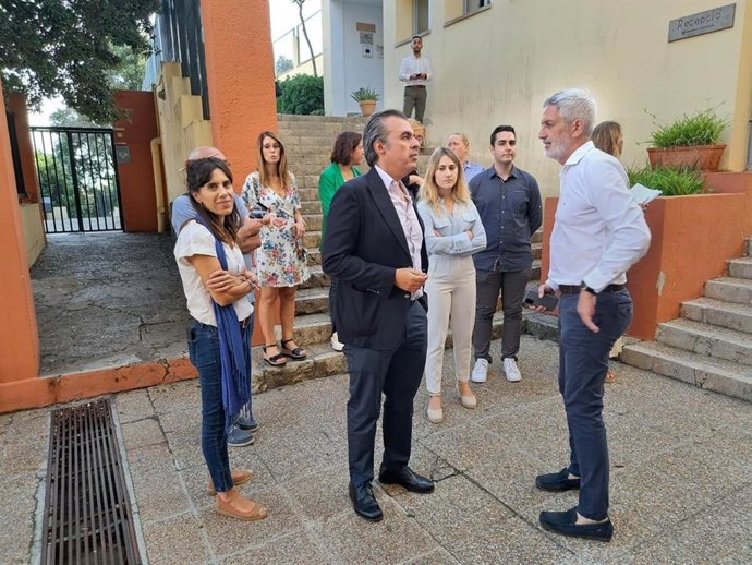 El conseller de Educación y Universidades, Antoni Vera, visita uno de los centros de Capdepera.
