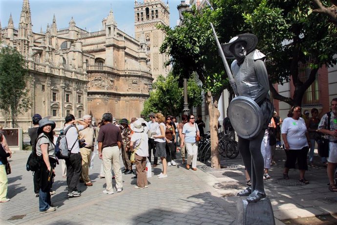 Archivo - Imagen de archivo de turistas recorriendo Sevilla.