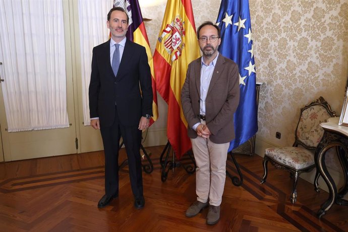 Archivo - El presidente del Parlament, Gabriel Le Senne (i) y el diputado de MÉS per Menorca Josep Castells (d).