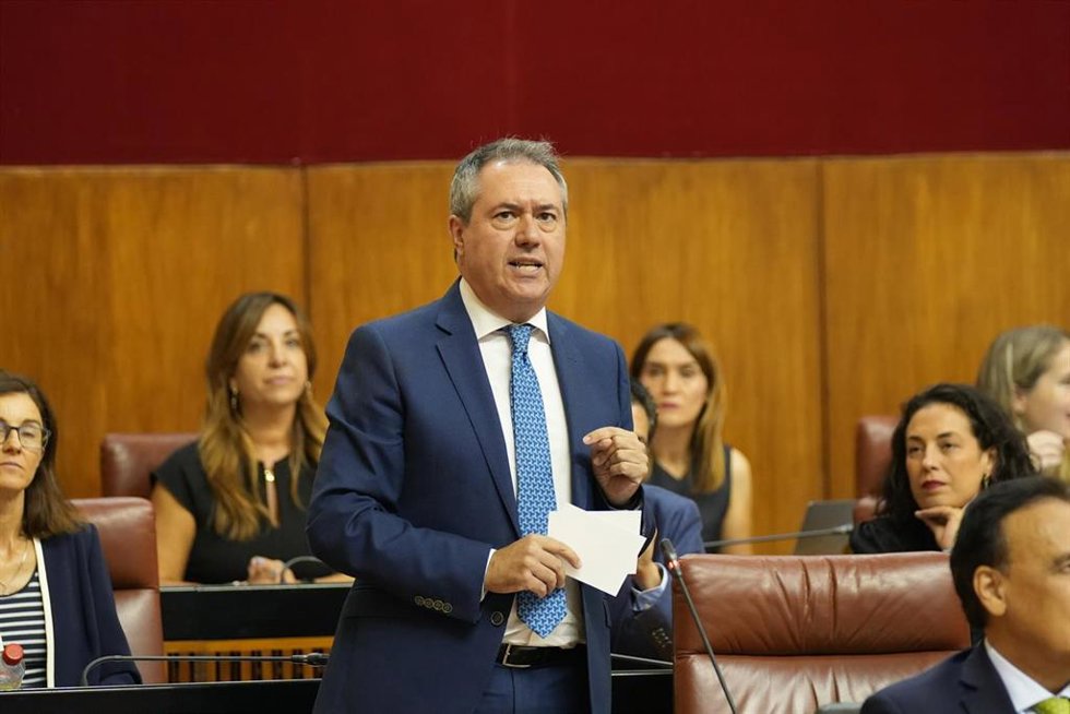 El secretario general del PSOE-A, Juan Espadas (i), en una foto de archivo en el Parlamento andaluz.