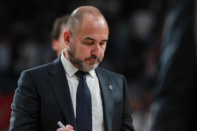 El entrenador del Real Madrid de baloncesto, Chus Mateo, ante el Zalgiris Kaunas lituano. 