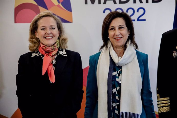 Archivo - La vicepresidenta primera y ministra de Asuntos Económicosl, Nadia Calviño (i) y la ministra de Defensa, Margarita Robles (d), en una reunión de la OTAN 