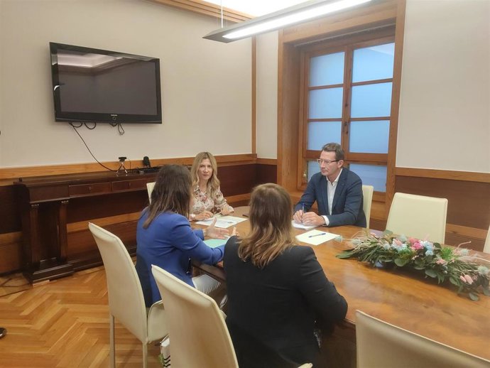 La vicepresidenta segunda, Mar Vaquero, y el director general de Trabajo, Jesús Divassón, se reúnen con la presidenta del Sindicato de Inspectores de Trabajo y Seguridad Social, Ana Ercoreca, y Sonia Gómez, miembro del sindicato.