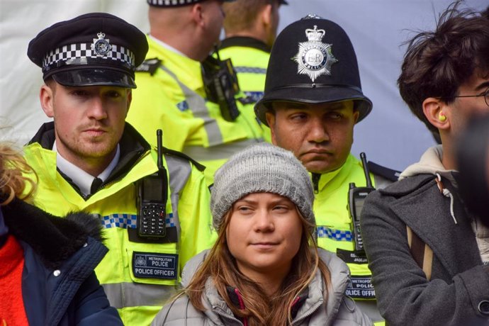 La Policía británica arresta a la activista Greta Thunberg durante una protesta en el centro de la ciudad