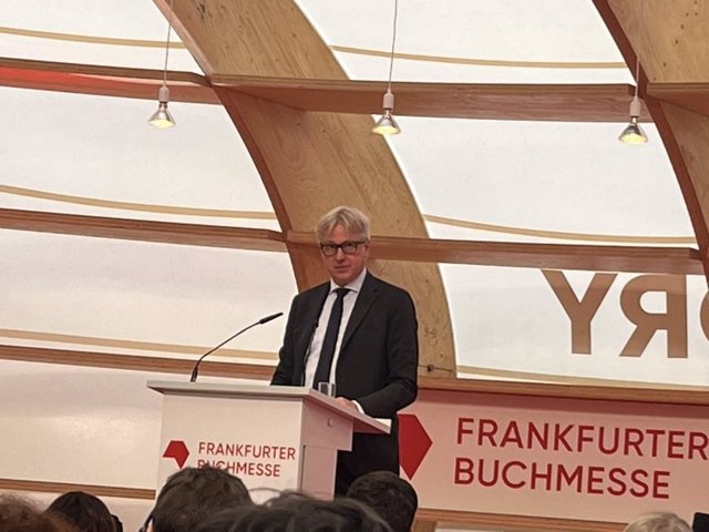 El director de la Feria del Libro de Frankfurt, Jurgen Boss, interviene en la inaguración de la cita cultural.