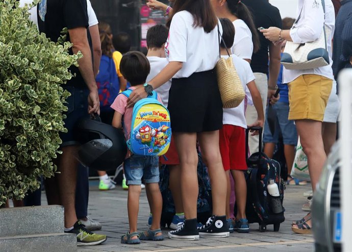 Archivo - Alumnos a la entrada del colegio