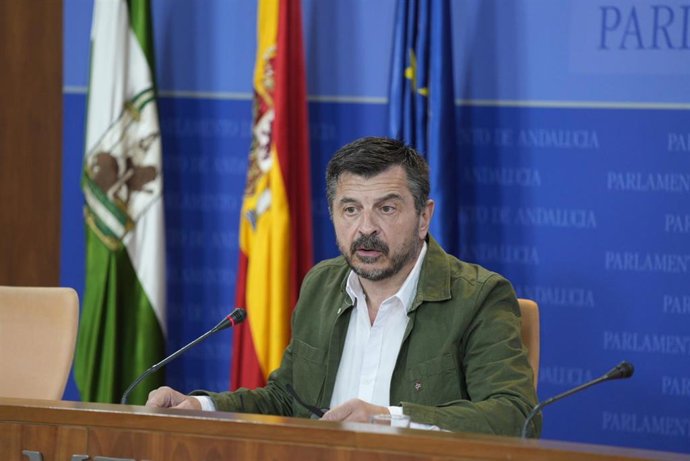 El portavoz del Grupo Popular en el Parlamento de Andalucía, Toni Martín, este miércoles en rueda de prensa.