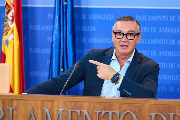 El portavoz del Grupo Parlamentario Vox, Manuel Gavira, durante la ronda de ruedas de prensa de portavoces de los grupos parlamentarios en el Parlamento de Andalucía, a 18 de octubre de 2023 en Sevilla (Andalucía, España). Los portavoces de los grupos p