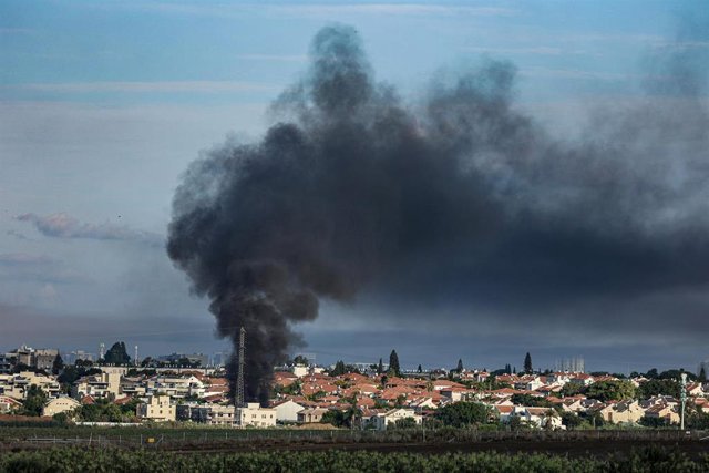 Columna de humo en Israel tras un ataque palestino