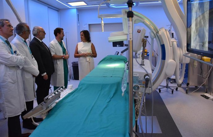 La consejera de Salud y Consumo de la Junta de Andalucía, Catalina García, en una reciente visita nueva sala del servicio de Cardiología del Hospital Regional Universitario de Málaga. Imagen de Archivo