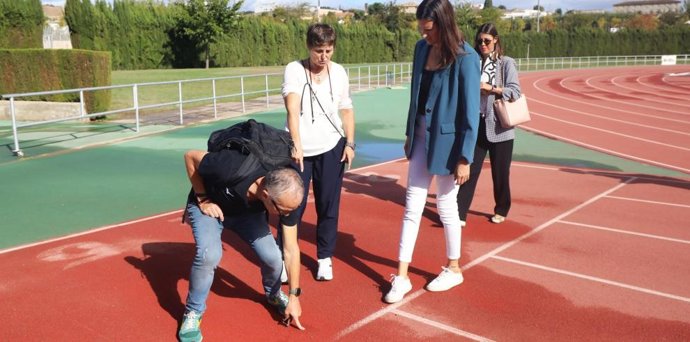 La directora general de Deporte, Cristina García, en el estadio Corona de Aragón