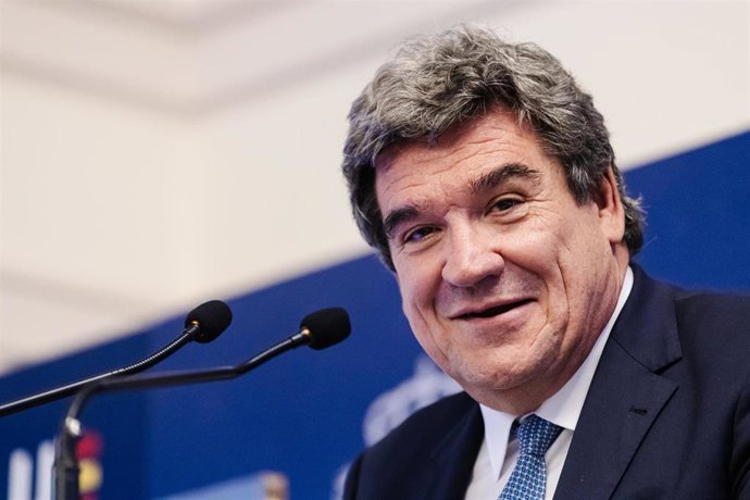 El ministro de Inclusión, Seguridad Social y Migraciones, José Luis Escrivá, interviene durante la Conferencia sobre rentas mínimas y políticas de inclusión social en el marco de la protección social europea, en el NH Collection Palacio de Aranjuez, a