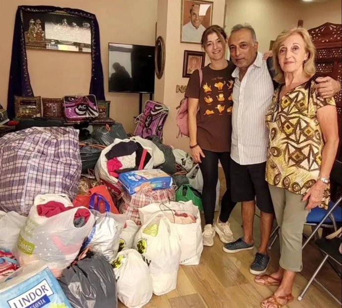 El presidente de la Comunidad Hindú de Melilla con dos voluntarias en la recogida de donaciones para el terremoto de Marruecos