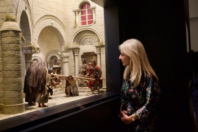 Patricia del Pozo, consejera de Educación, en una visita al Museo de Belenes de Mollina