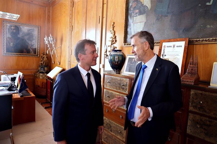 El presidente de la Diputación (I) junto al rector de la UBU.