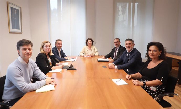 Un momento de la reunión que han mantenido en el Parlamento de Navarra.