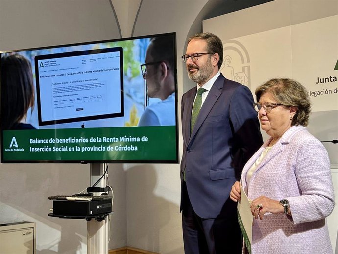 El delegado del Gobierno andaluz, Adolfo Molina, junto a la delegada de Inclusión Social, Juventud, Familias e Igualdad, Dolores Sánchez.