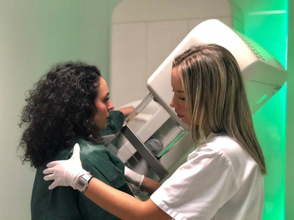 Archivo - Sevilla.-El Quirónsalud Infanta Luisa hará mamografías gratis para concienciar de la importancia de la detección precoz