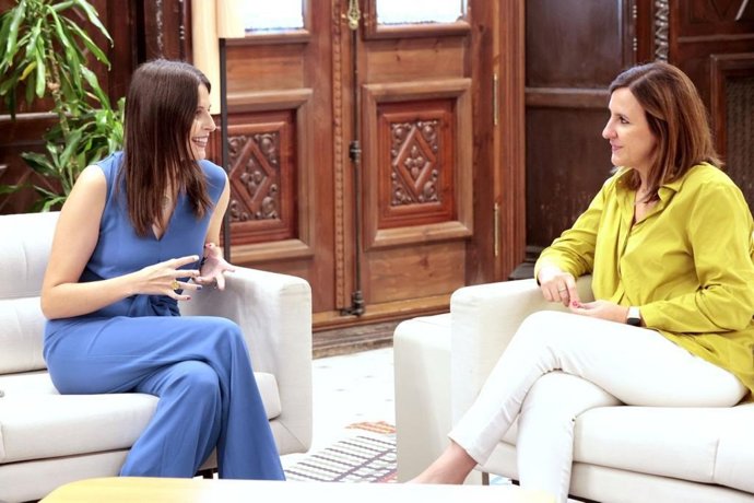 La alcaldesa de Valncia, María José Catalá, y Noah Higón, la joven valenciana con siete enfermedades raras, en la reunión que han mantenido en el Ayuntamiento de la ciudad.