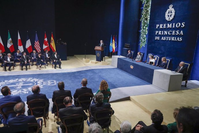 Archivo - El Rey Felipe VI interviene en la 42 edición de la entrega de los Premios Princesa de Asturias 2022, en el Teatro Campoamor.