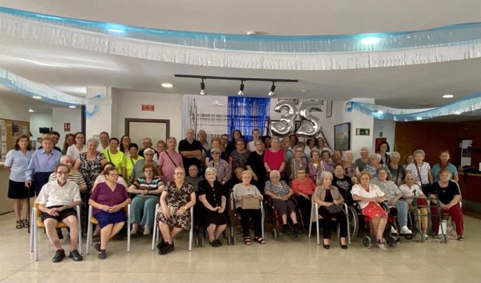 Los usuarios de la Llar Reina Sofía celebran los 35 años de funcionamiento del centro.