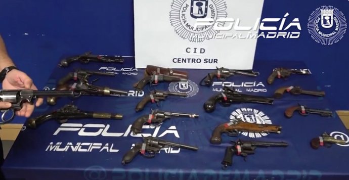 Requisadas 17 armas de fuego en una tienda del Rastro que no tenía licencia para su venta