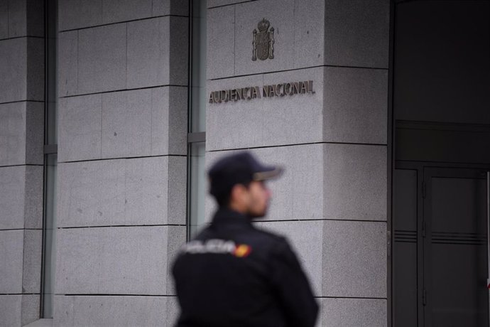 Un agente de Policía en la entrada de la Audiencia Nacional, a 16 de octubre de 2023, en Madrid (España). 