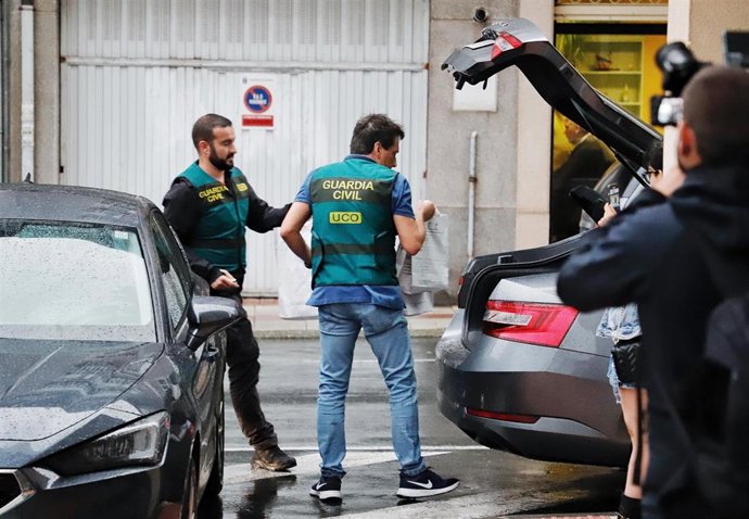 La Guardia Civil trabaja en la zona de la vivienda del detenido, a 17 de octubre de 2023, en A Gándara, Narón, A Coruña