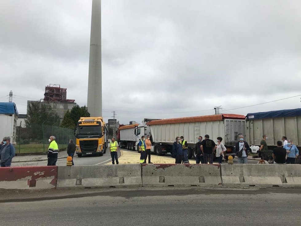 Archivo - Concentración ante la térmica de As Pontes