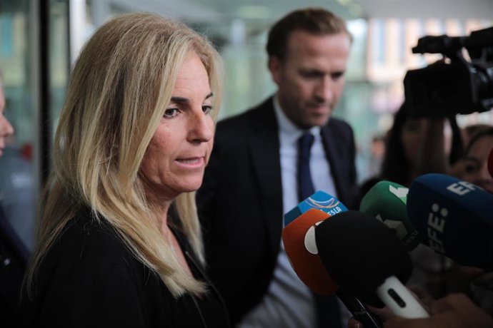 Archivo - La extenista Arantxa Sánchez Vicario atiende a medios a su salida del último día del juicio acusada por alzamiento de bienes, en la Ciutat de la Justícia, a 15 de septiembre de 2023, en Barcelona, Cataluña (España).