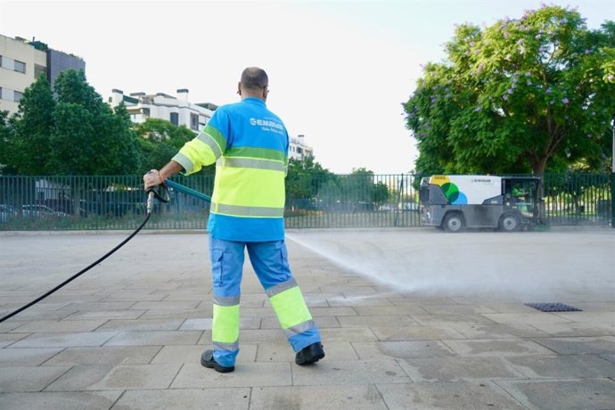 Un trabajador de Emaya limpia la calle.