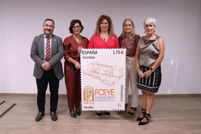 Presentación del sello de Correos de la Facultad de Económicas y Empresariales por su 50 aniversario.