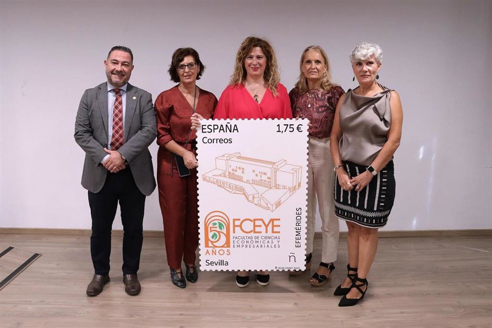 Presentación del sello de Correos de la Facultad de Económicas y Empresariales por su 50 aniversario.