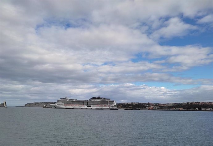 Crucero atracado en Getxo (Bizkaia)