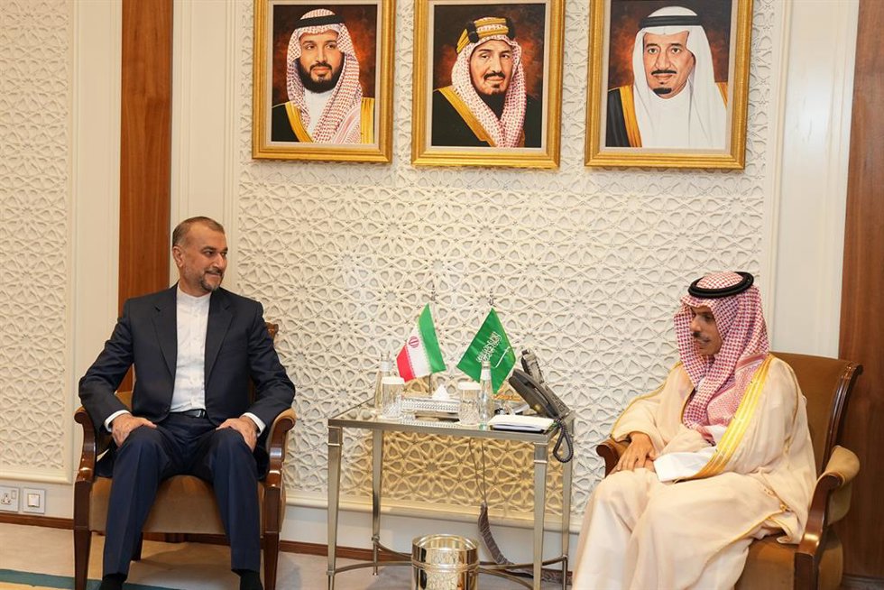 Archivo -  El ministro de Exteriores de Irán, Hosein Amirabdolahian, junto a su homólogo saudí, Faisal bin Farhan