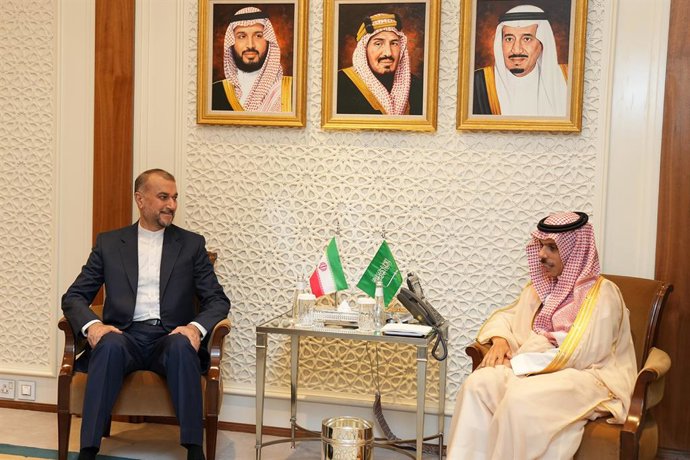 Archivo - August 17, 2023, Riyadh, Riyadh, Saudi Arabia: Saudi Foreign Minister Prince FAISAL BIN FARHAN AL SAUD (R) and Iranian Foreign Minister HOSSEIN AMIR-ABDOLLAHIAN talking during their meeting in Riyadh. The minister was the first top Iranian off